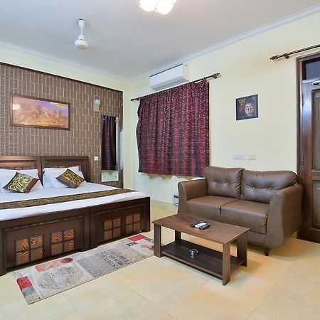 Studio Serviced Apartments Near Fortis Hospital Ґурґаон Екстер'єр фото