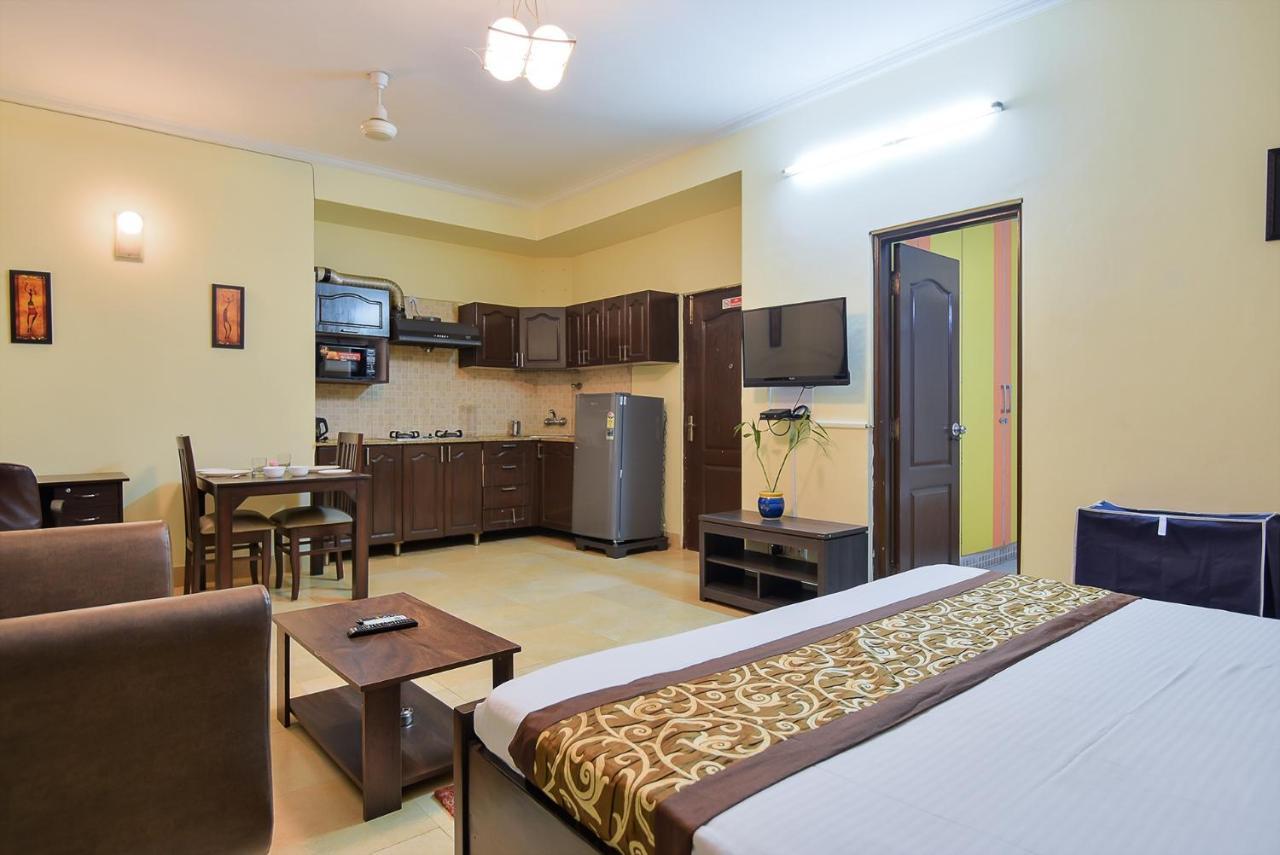 Studio Serviced Apartments Near Fortis Hospital Ґурґаон Екстер'єр фото