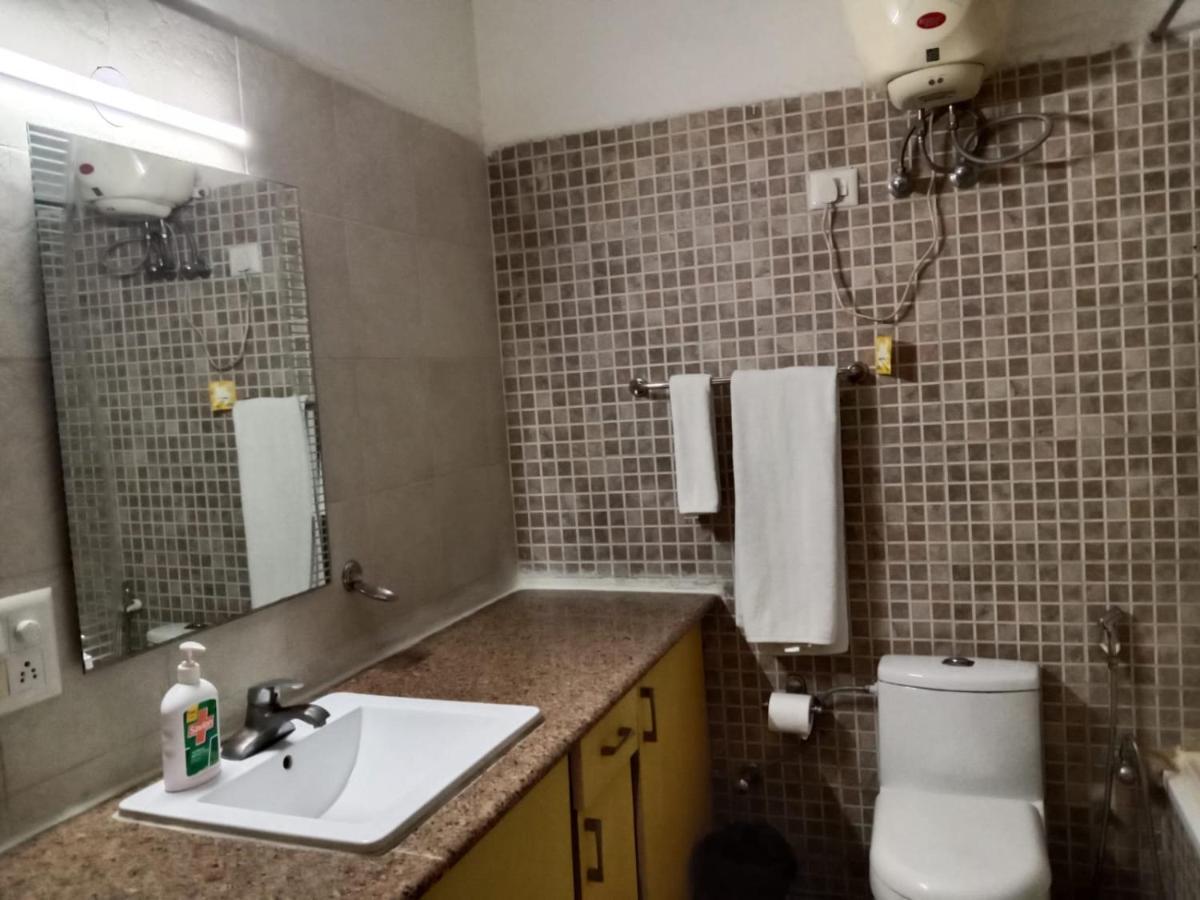 Studio Serviced Apartments Near Fortis Hospital Ґурґаон Екстер'єр фото
