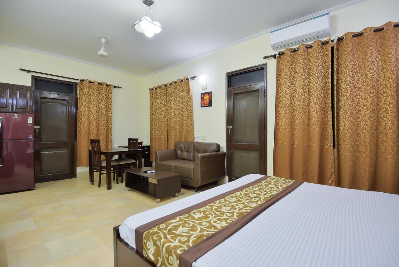 Studio Serviced Apartments Near Fortis Hospital Ґурґаон Екстер'єр фото