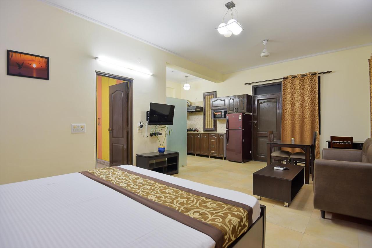 Studio Serviced Apartments Near Fortis Hospital Ґурґаон Екстер'єр фото