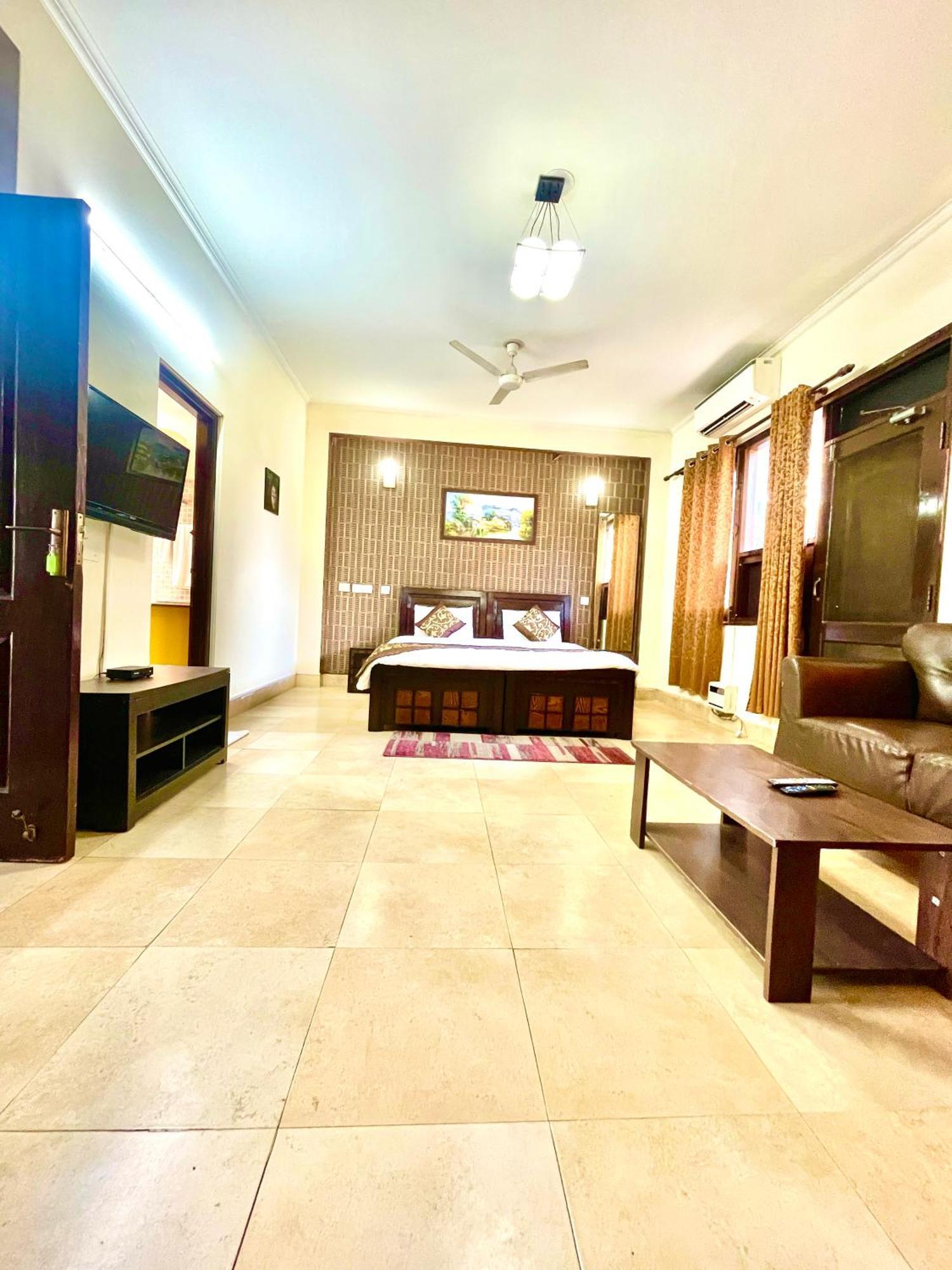 Studio Serviced Apartments Near Fortis Hospital Ґурґаон Екстер'єр фото